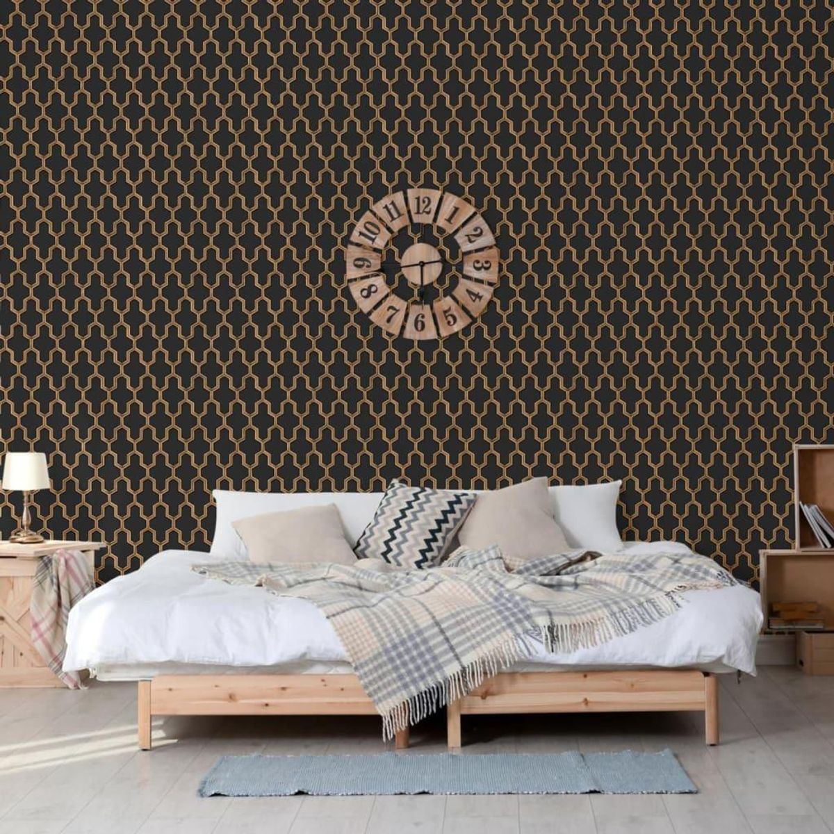 DUTCH WALLCOVERINGS tapet Geometric sort og guldfarvet