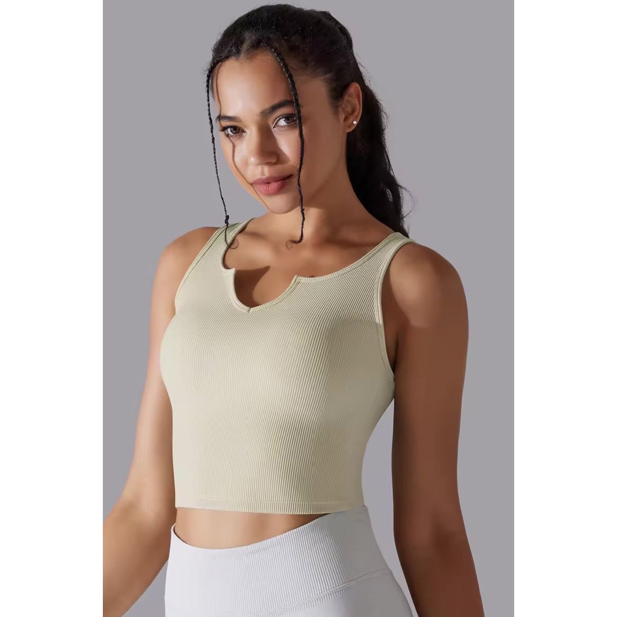 Crop top v-hals / Indbyggede puder Beige - Small / Beige