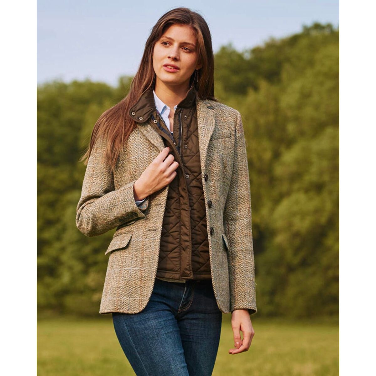 Carola blazer dame, Harris Tweed, sand sildebensmønster m. rød/lysblå overtern - 44