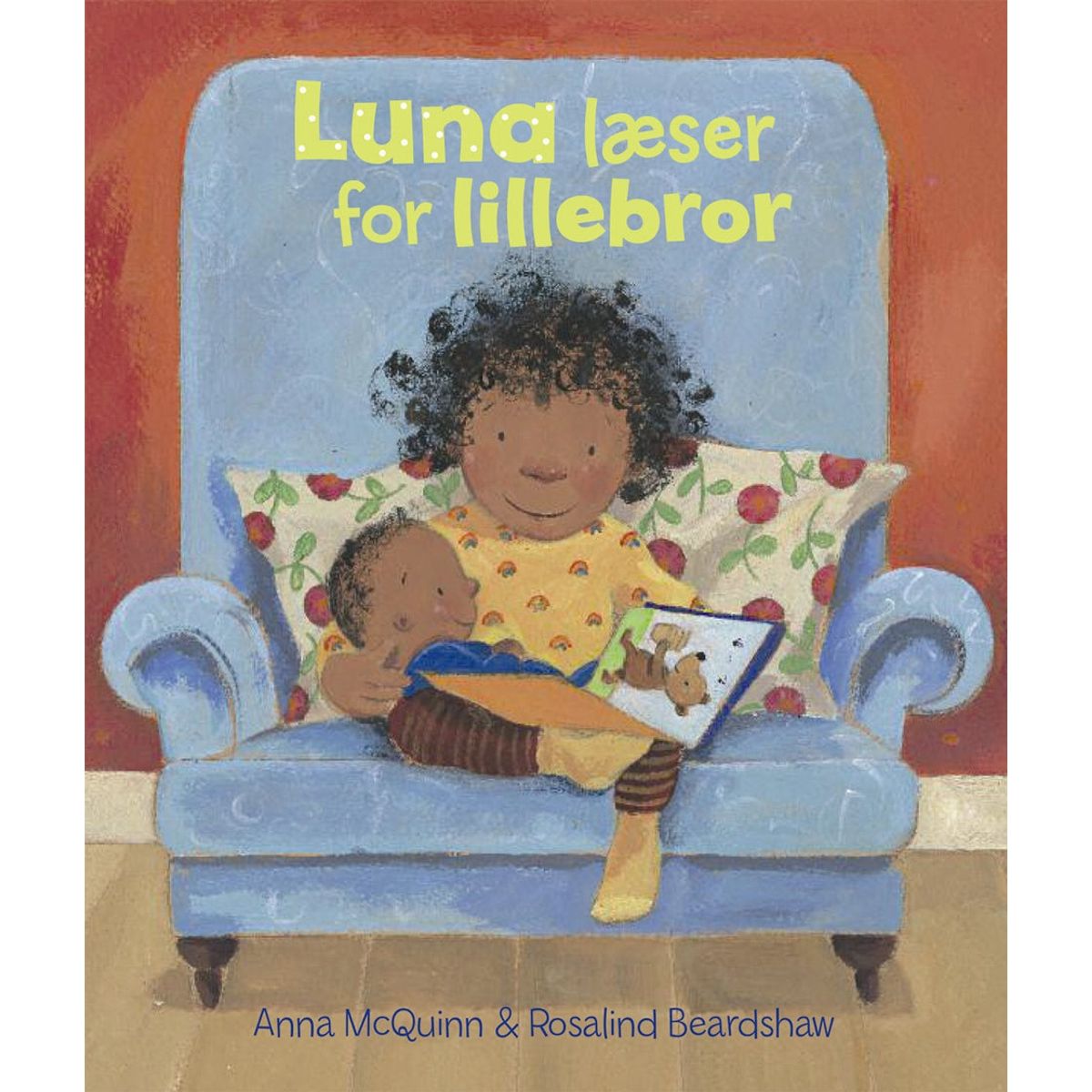 Luna læser for lillebror