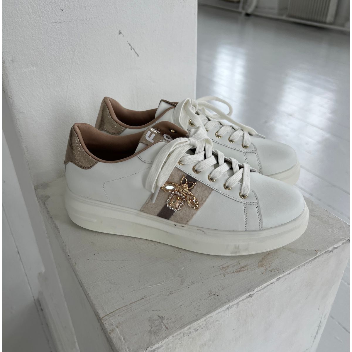 Covana white bee sneakers