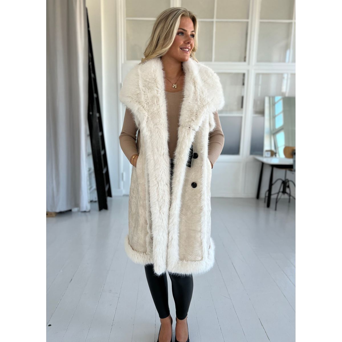 Flam beige faux fur vest