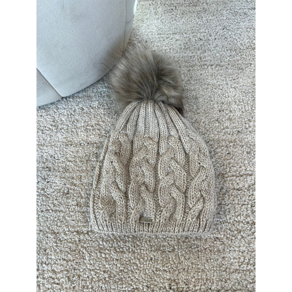 Achti beige pompom hat