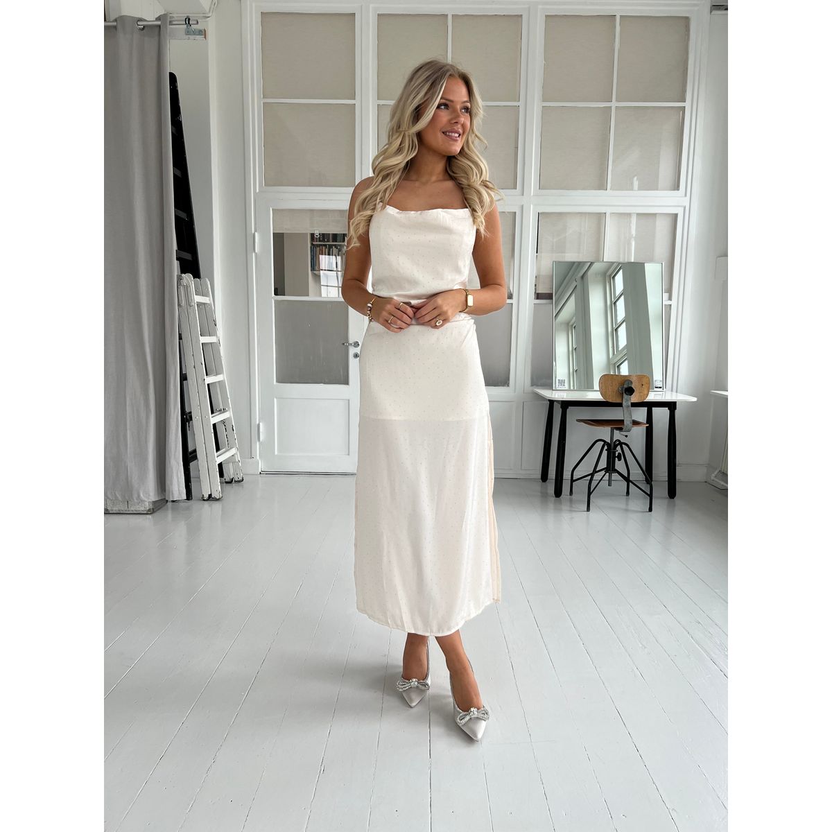 Elli White beige dress