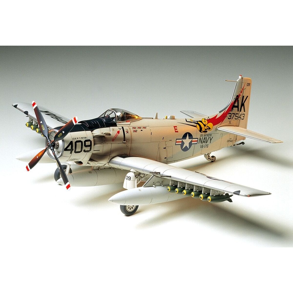 Tamiya - Douglas A-1h Skyraider Fly Byggesæt - 1:48 - 61058