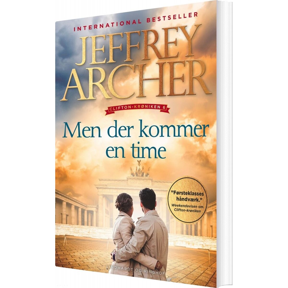 Men Der Kommer En Time - Clifton-krøniken 6 - Jeffrey Archer - Bog