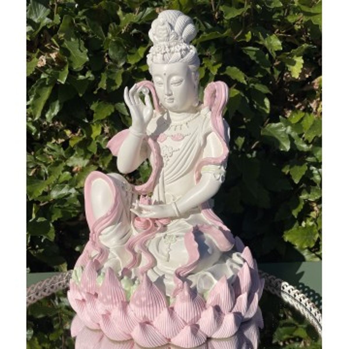 Kuan-Yin siddende på en lotusblomst - Buddha Kuan-Yin figurer - GodKarmaShop