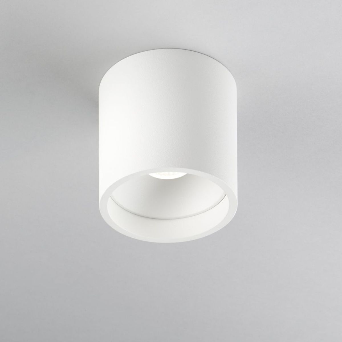 Solo Round Loftlampe Hvid 2700K - LIGHT-POINT