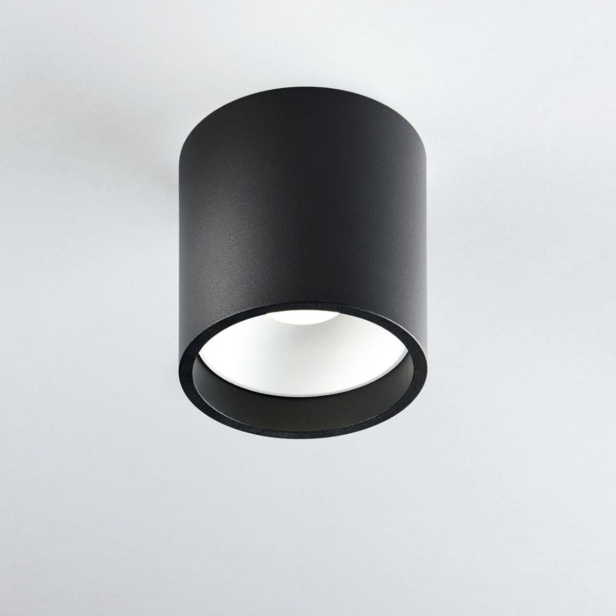 Solo Round Loftlampe Sort 2700K - LIGHT-POINT