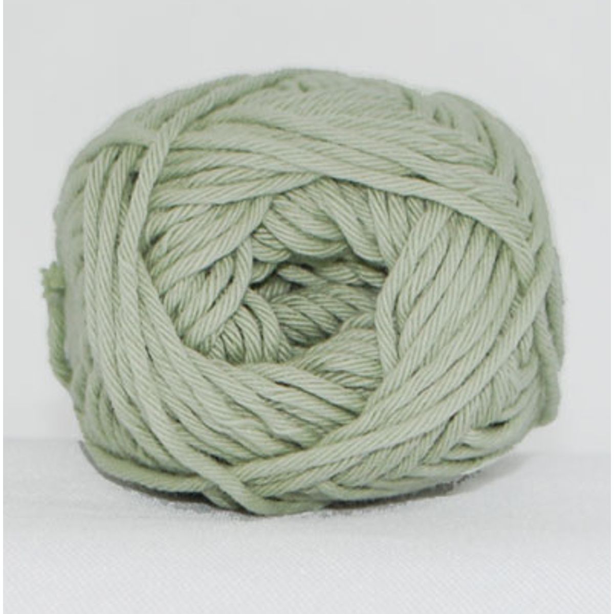 Cotton 8/8, støvet lysegrøn, 50 g, nr. 110