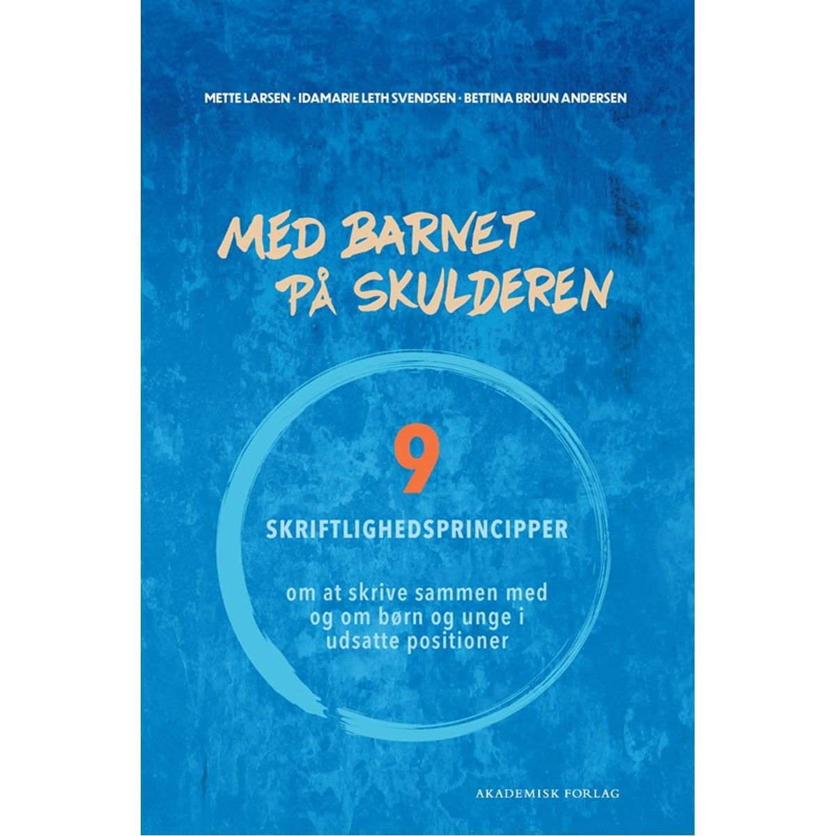 Med barnet på skulderen