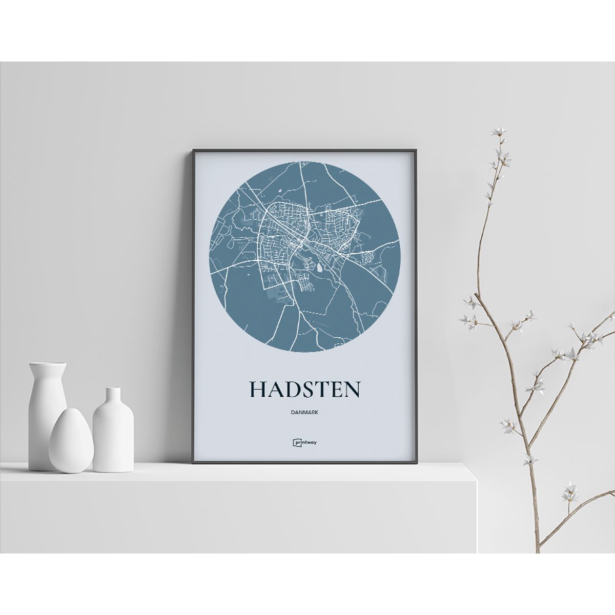 Hadsten Plakaten Rundt kort Havblå 42×60 cm (A2)