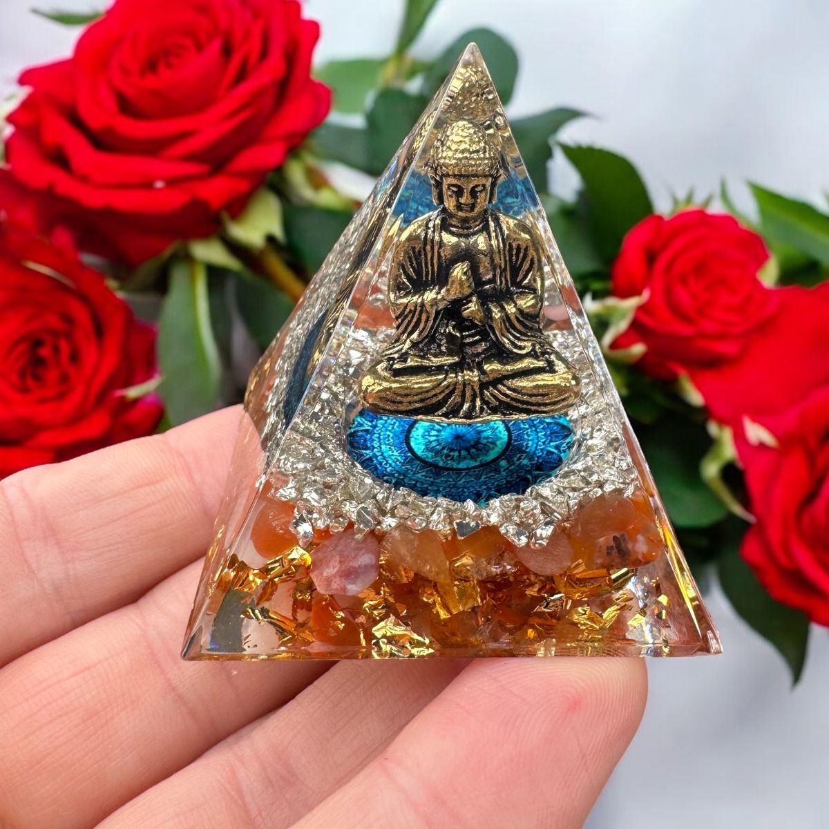 Orgone pyramide med Karneol og buddha