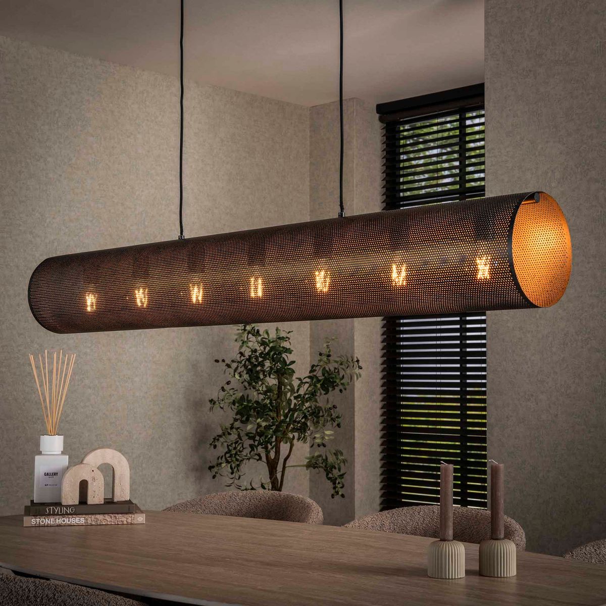 Rollo - Loftlampe i cylinderformet sort perforeret metal, længde 145 cm. Levering med pære(r)