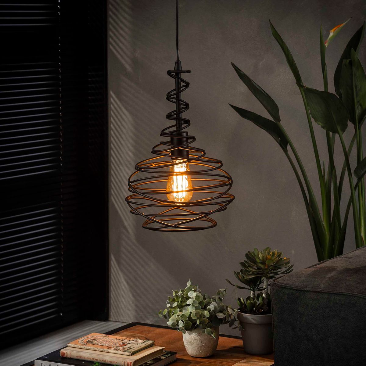Spindex- Loftlampe i sort konisk vredet metal Levering uden pære