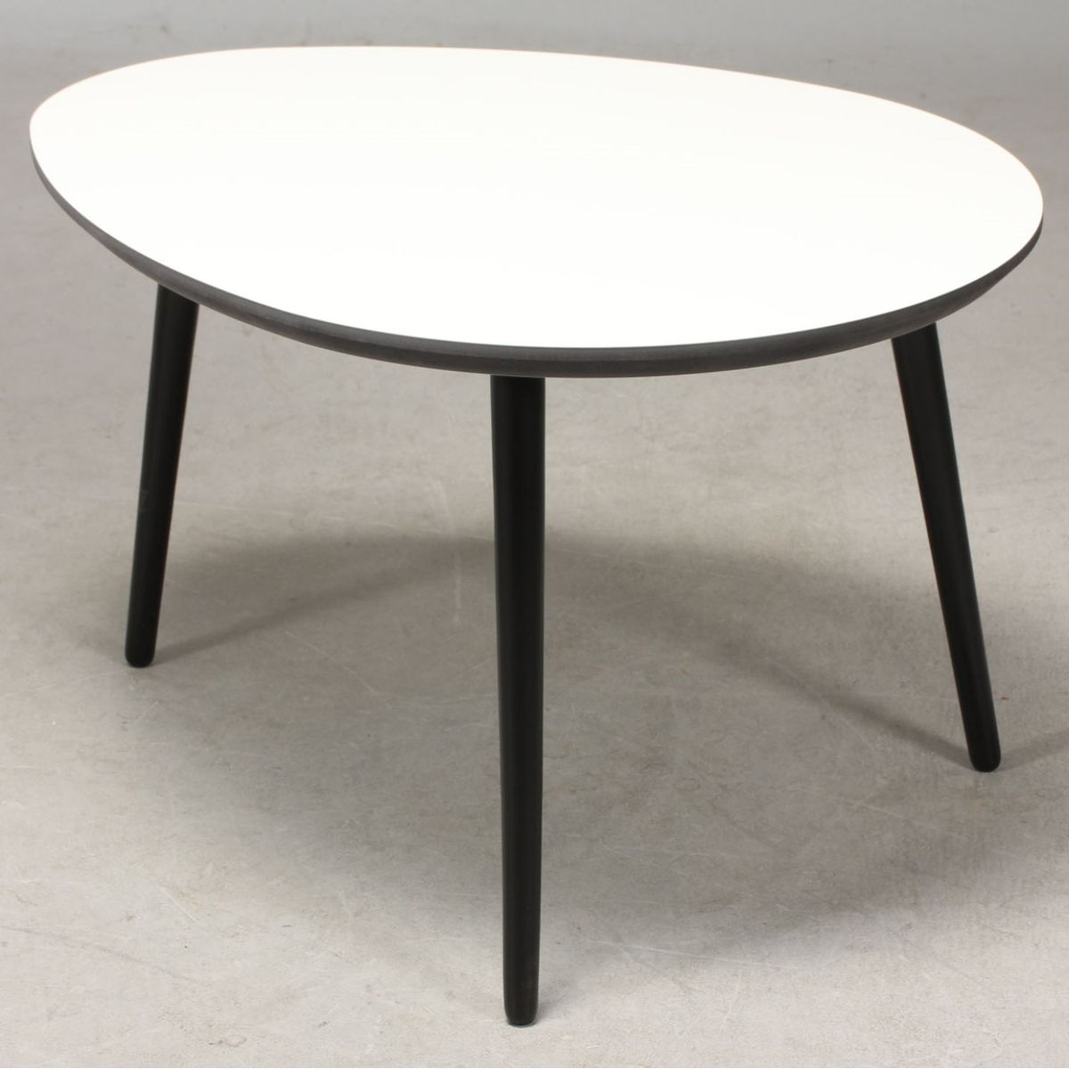 CT 20 - Dråbeformet sofabord i hvid laminat med sorte træben, vælg mellem 3 størrelser 107 x 79 cm Højde 40 cm