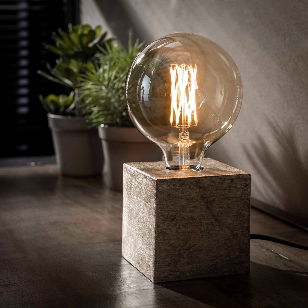 Cube - Bordlampe i metal med finish i antik nikkel Levering med pære(r)