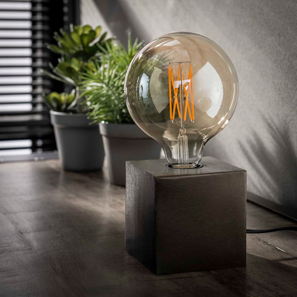 Cube - Bordlampe i metal med finish i sort nikkel Levering med pære(r)
