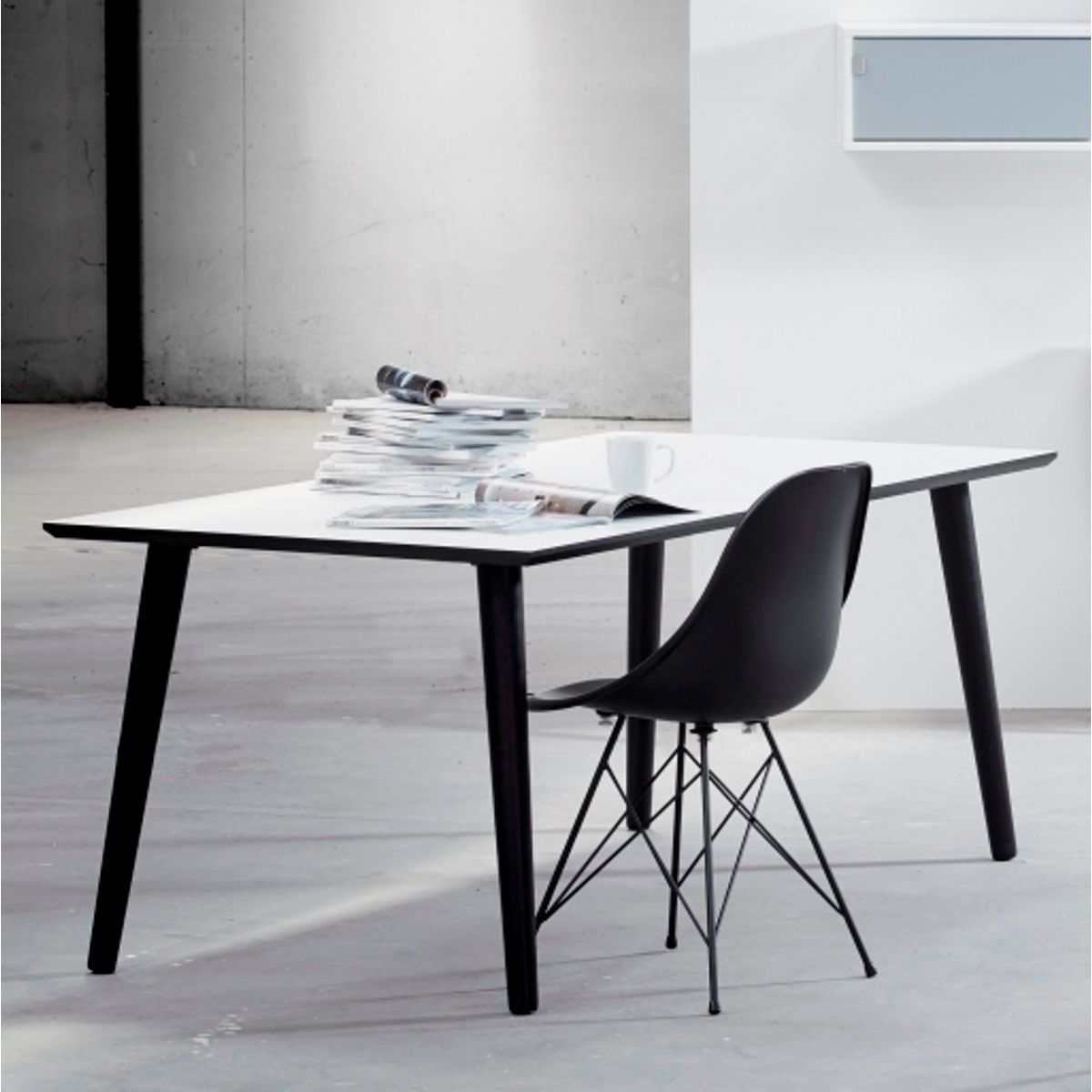 DT 110 - Spisebord i hvid laminat med sorte træben 160 x 90 cm